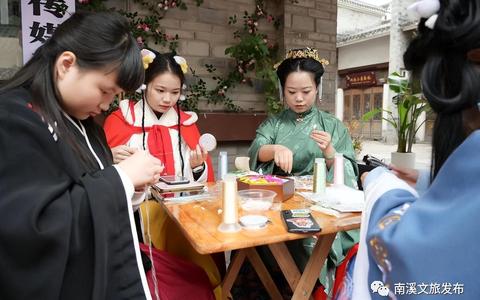 “五一”节 古街霓虹下 江语夜南溪