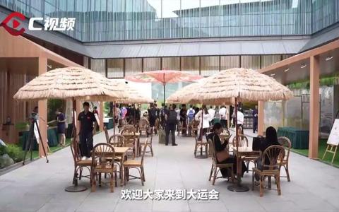泸州油纸伞亮相成都大运会主媒体中心 | 特殊使命：许愿伞