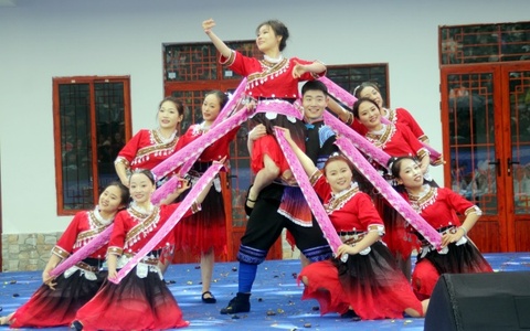 蝶飞宝佤・踩山迎福 2026 古蔺大寨宝佤踩山节盛大举行