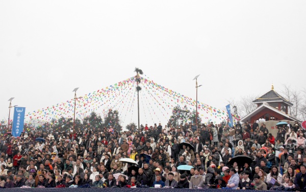 蝶飞宝佤・踩山迎福 2026 古蔺大寨宝佤踩山节盛大举行