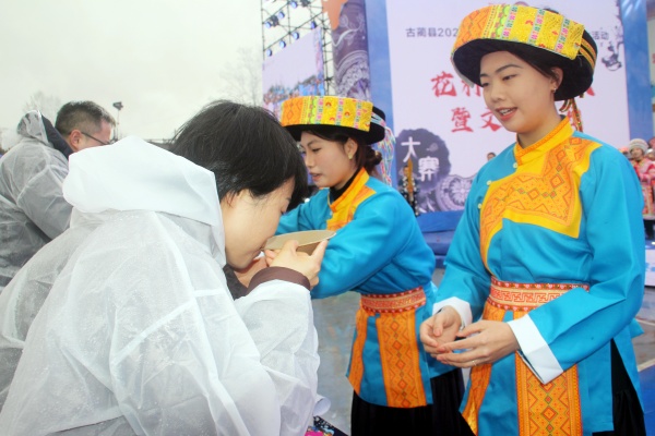 蝶飞宝佤・踩山迎福 2026 古蔺大寨宝佤踩山节盛大举行