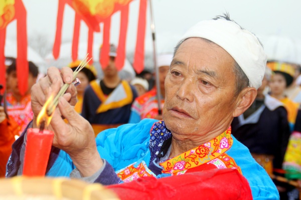 蝶飞宝佤・踩山迎福 2026 古蔺大寨宝佤踩山节盛大举行